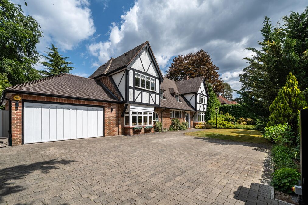 Image of Nuns Walk, Virginia Water, Surrey, GU25