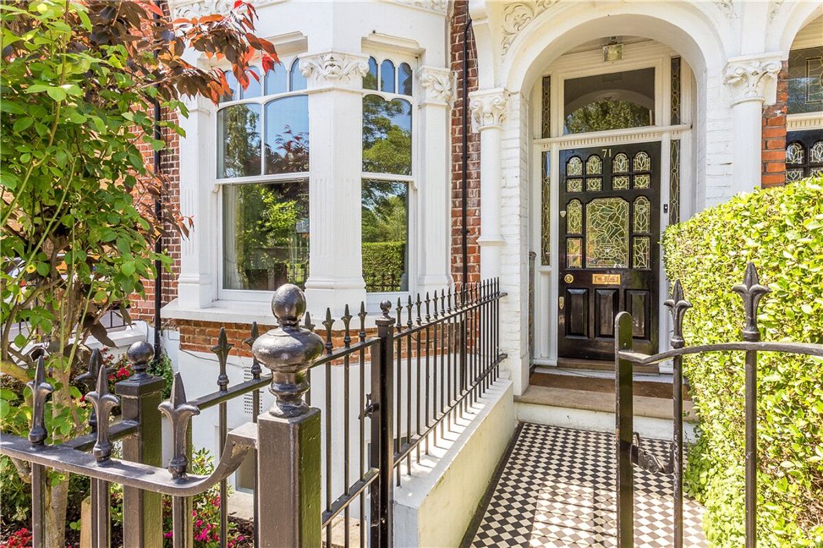 house for sale in Clapham Common West Side, Wandsworth, London, SW4