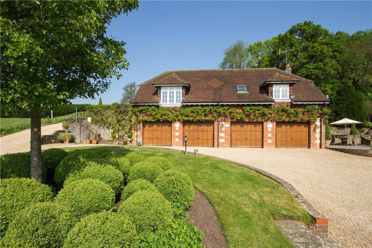 house for sale in Kennel Lane, Frensham, Farnham, Surrey, GU10