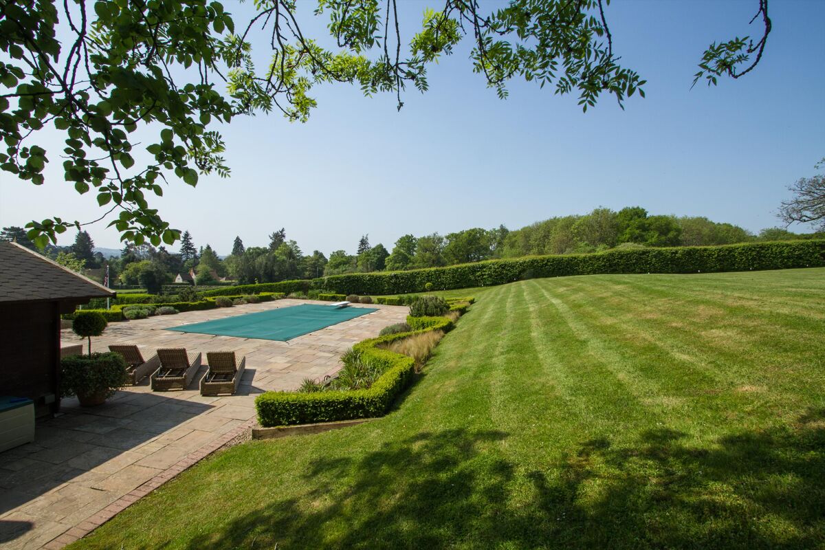 house for sale in Kennel Lane, Frensham, Farnham, Surrey, GU10