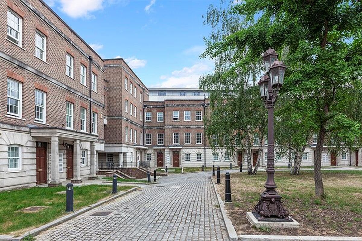 flat to rent in Sovereign Court, Jewel Square, Wapping, London, E1W