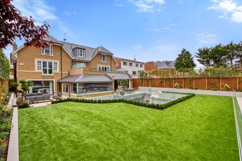 Picture of 6-7 bedroom house for sale.