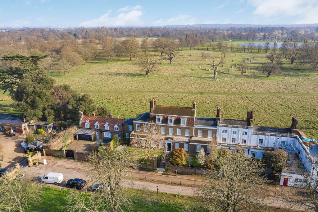 Image of Hampton Court Road, East Molesey, Richmond, KT8