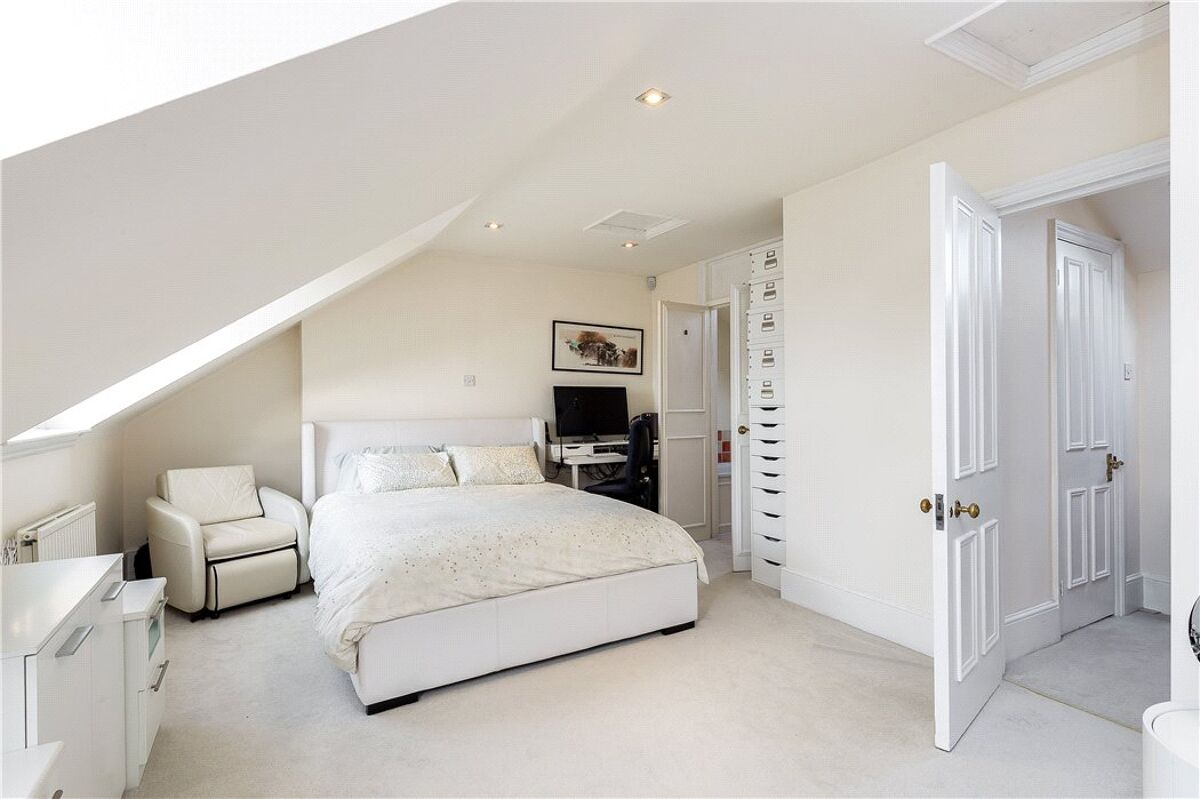 flat for sale in Richmond Hill, Stuart Court, Richmond, TW10