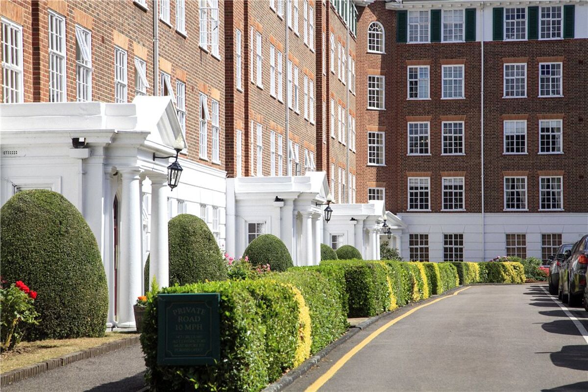 flat for sale in Richmond Hill Court, Richmond, London, TW10 RCH150121 Knight Frank flat for sale in Richmond Hill Court, Richmond, London, TW10 RCH150121 Knight Frank