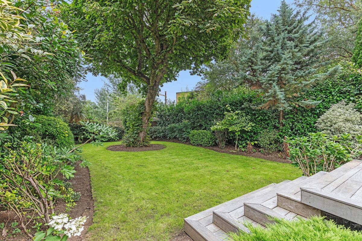 house for sale in Martineau Drive, Twickenham, TW1 RCH190145 Knight