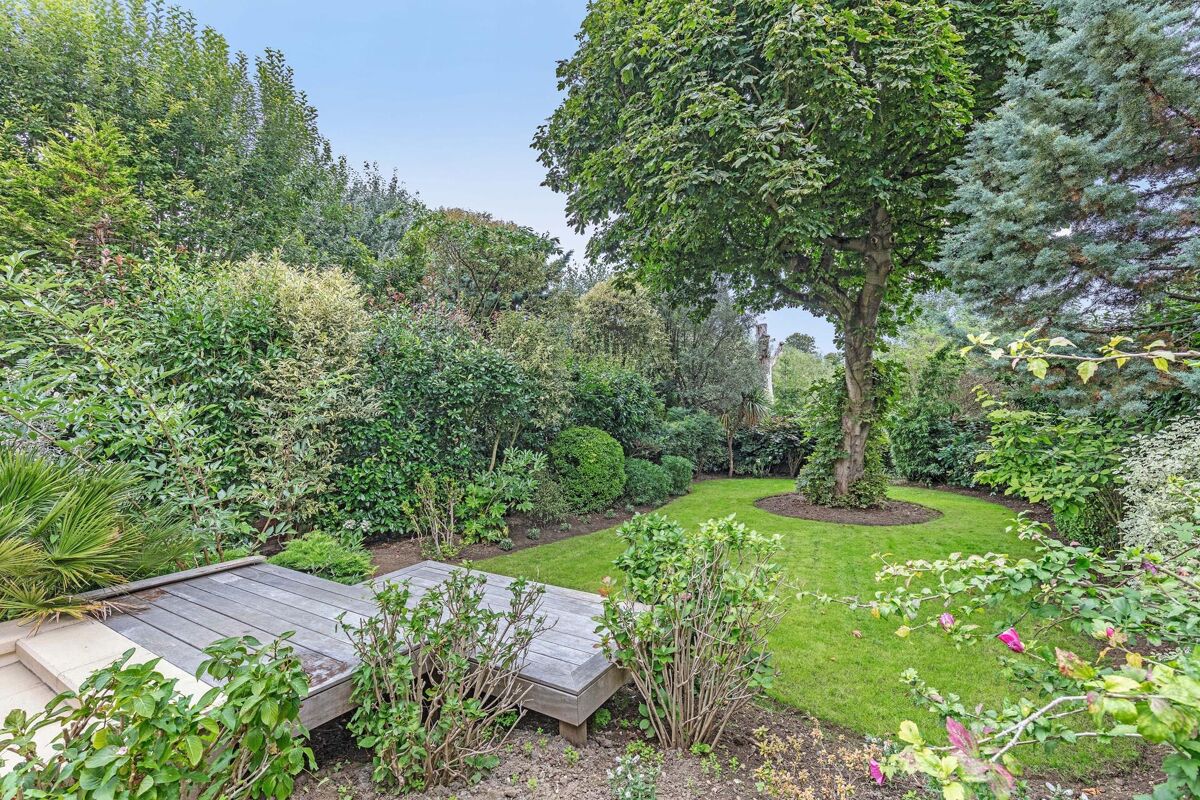 house for sale in Martineau Drive, Twickenham, TW1 RCH190145 Knight