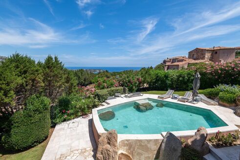 Picture of 5 bedroom villa for sale.