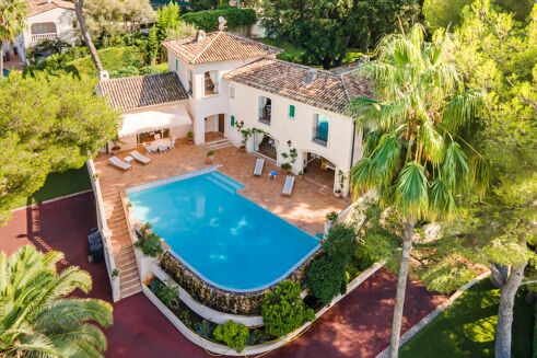 Picture of 6 bedroom villa for sale.