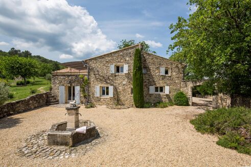 Picture of 6 bedroom farmhouse for sale.