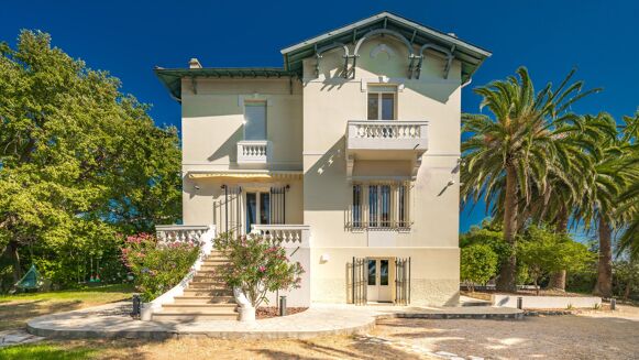Picture of 6 bedroom villa for sale.