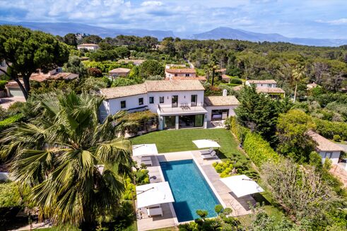 Picture of 6 bedroom villa for sale.