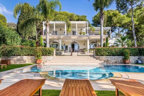 Picture of 6 bedroom villa for sale.
