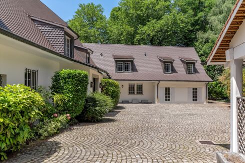 Picture of 8 bedroom house for sale.