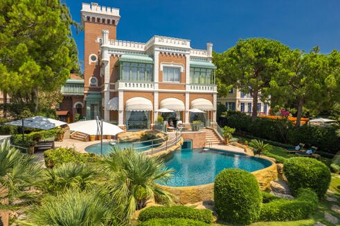 Picture of 7-8 bedroom house for sale.