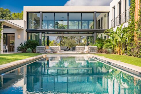 Picture of 6 bedroom villa for sale.