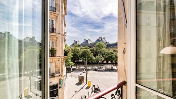 Picture of 4 bedroom apartment for sale.