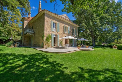 Picture of 10 bedroom house for sale.