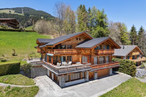 Picture of 5 bedroom chalet for sale.