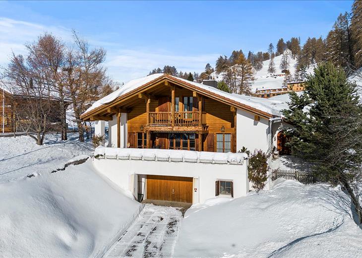 Picture of 7 bedroom chalet for sale.