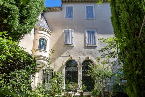 Picture of 11 bedroom townhouse for sale.