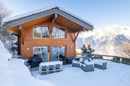 Picture of 6 bedroom chalet for sale.