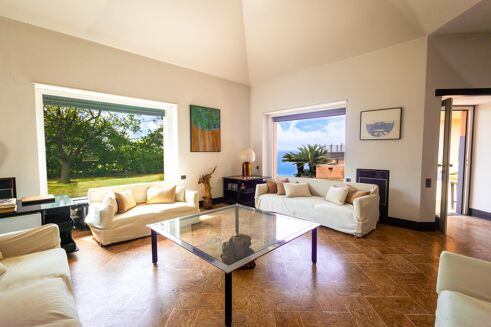 Picture of 5 bedroom villa for sale.