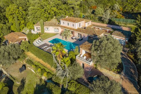 Picture of 6 bedroom villa for sale.