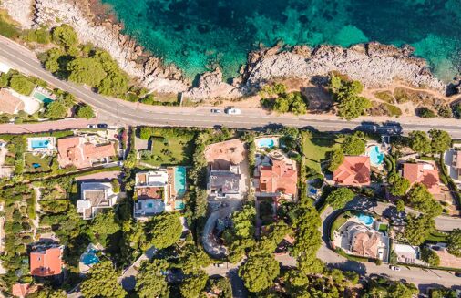 Picture of 6 bedroom villa for sale.