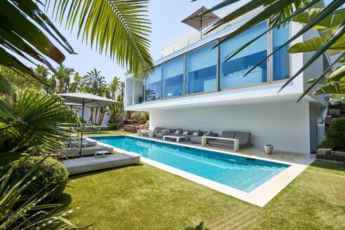 Picture of 5 bedroom villa for sale.