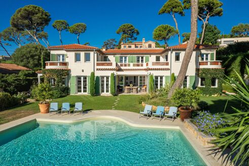 Picture of 6 bedroom villa for sale.