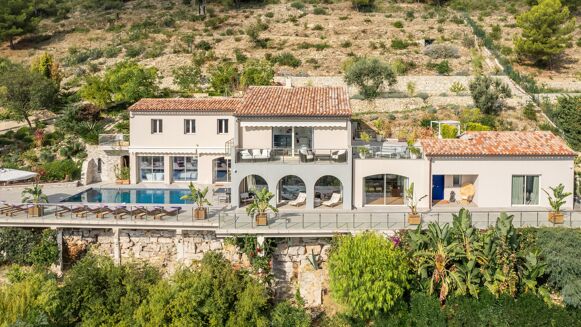 Picture of 5 bedroom villa for sale.