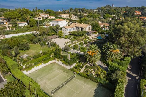 Picture of 6 bedroom villa for sale.