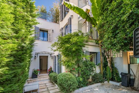 Picture of 3 bedroom triplex for sale.