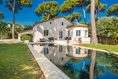 Picture of 6 bedroom villa for sale.
