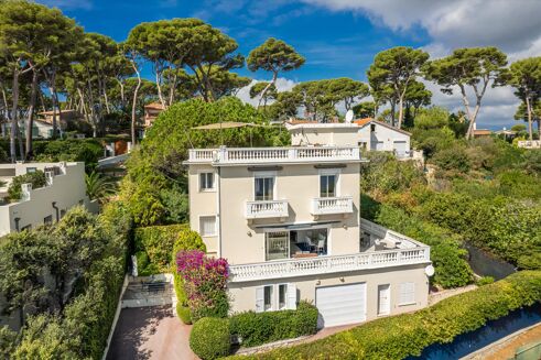 Picture of 5 bedroom villa for sale.