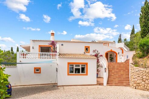 Picture of 6 bedroom villa for sale.