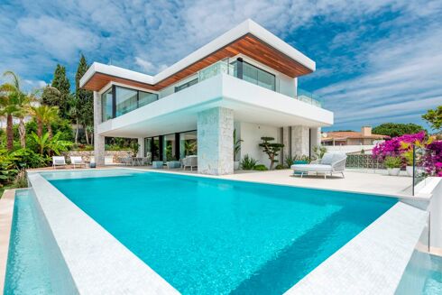 Picture of 5 bedroom villa for sale.