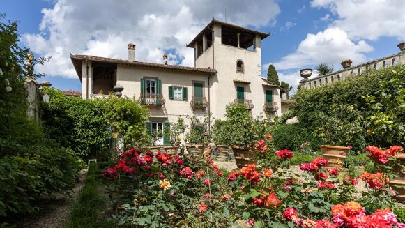 Picture of 7 bedroom villa for sale.