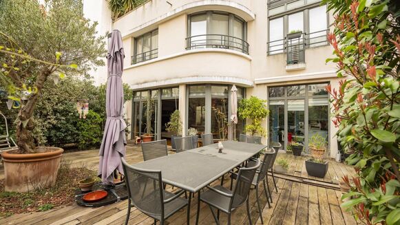 Picture of 5 bedroom house for sale.