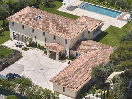 Picture of 6 bedroom villa for sale.
