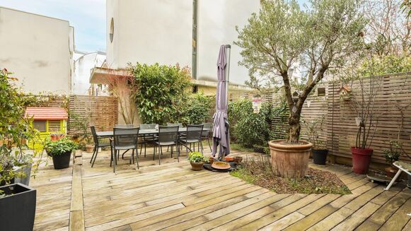 Picture of 6 bedroom house for sale.