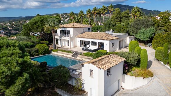 Picture of 5 bedroom villa for sale.