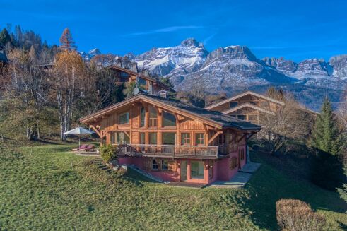 Picture of 5 bedroom chalet for sale.