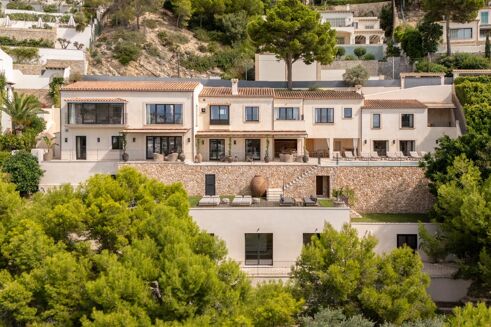 Picture of 6 bedroom villa for sale.