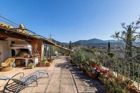Picture of 6 bedroom house for sale.