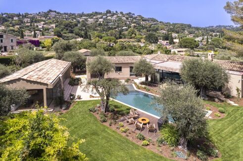 Picture of 6 bedroom villa for sale.