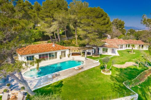 Picture of 5 bedroom villa for sale.