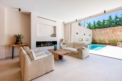 Picture of 4 bedroom townhouse for sale.