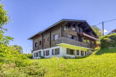 Picture of 6 bedroom chalet for sale.